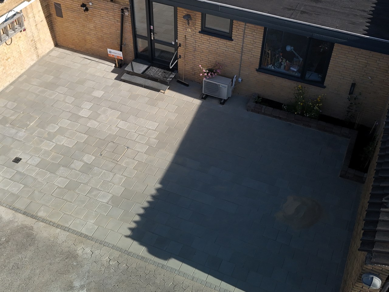 Færdig gårdterrasse fra luften