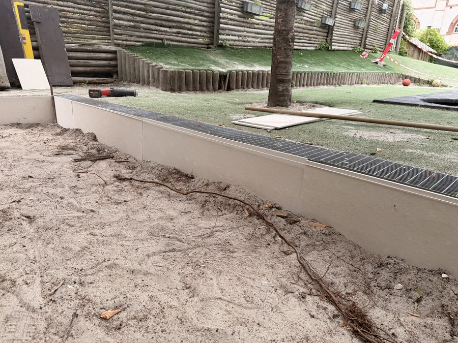 Ny betonkant mod legepladsen