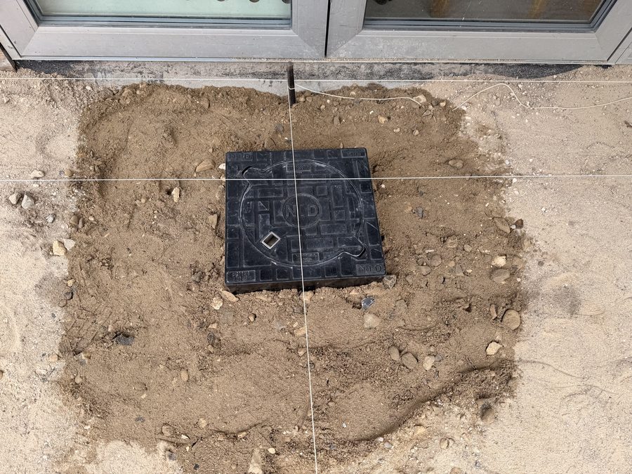 Dækslet sættes i niveau efter snor