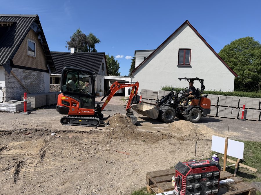 Minigraver og minilæsser på udgravningen