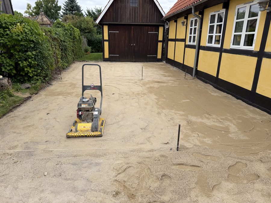 Underlaget komprimeres med pladevibrator