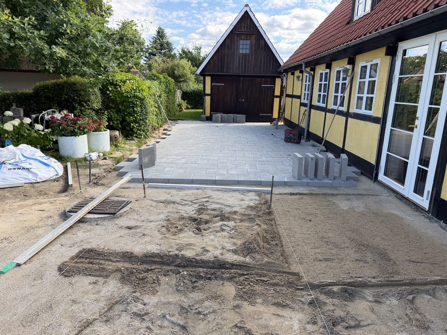Fliselægning ved garagen