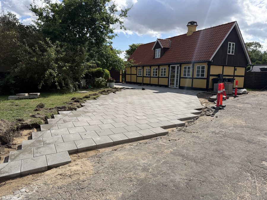 Belægningen føres ud mod vejen