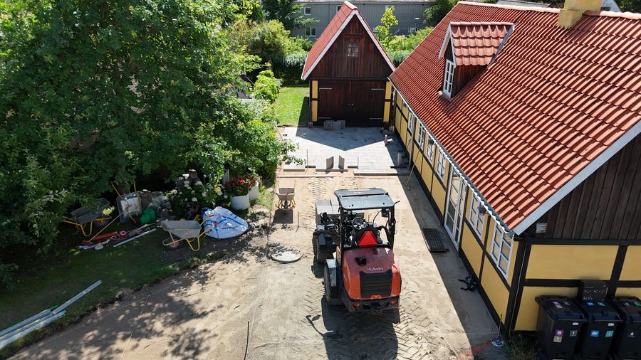 Forpladsen ved garagen tager form set fra luften