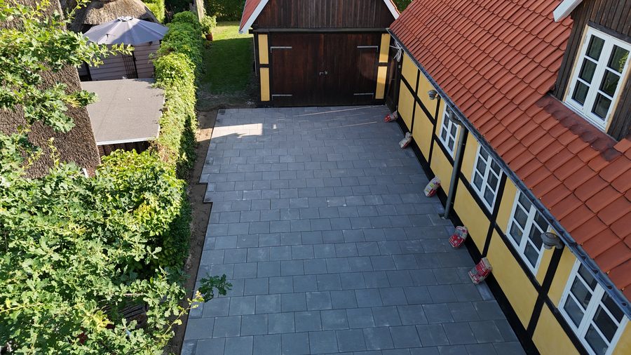Færdig gårdsplads langs huset fra luften